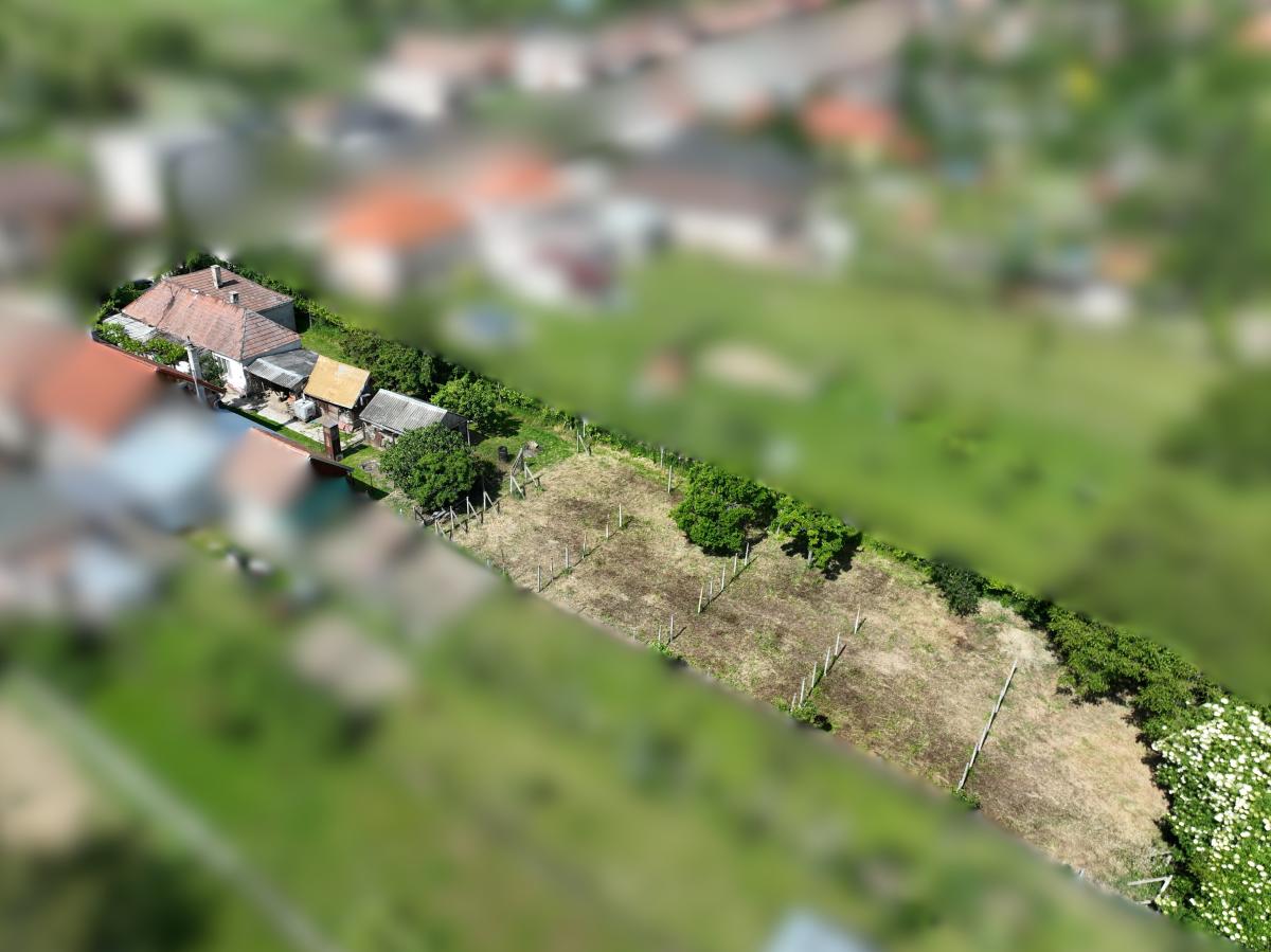 Na PREDAJ veľkorysý pozemok so starším domom v obci Dolné Orešany
