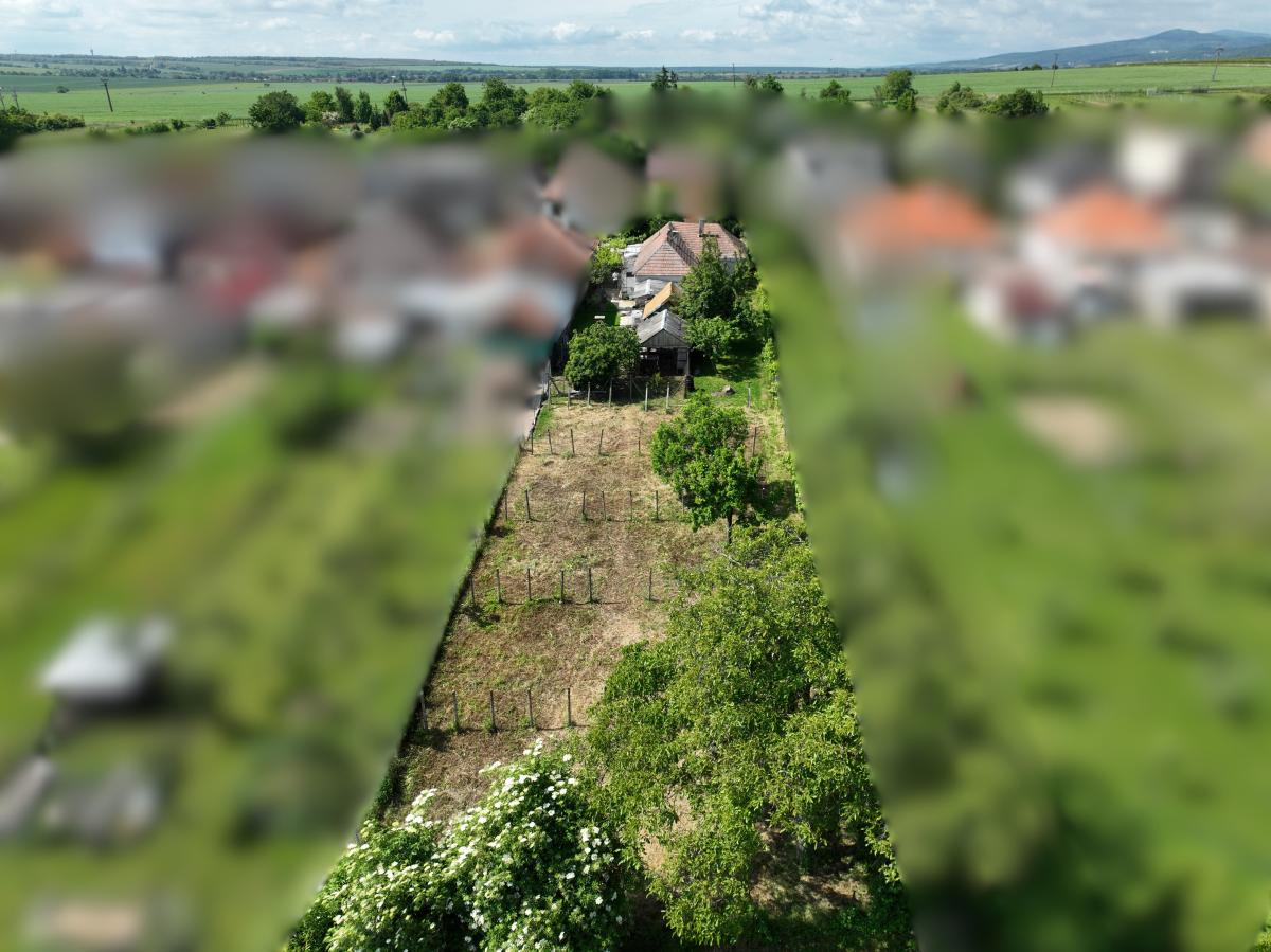 Na PREDAJ veľkorysý pozemok so starším domom v obci Dolné Orešany