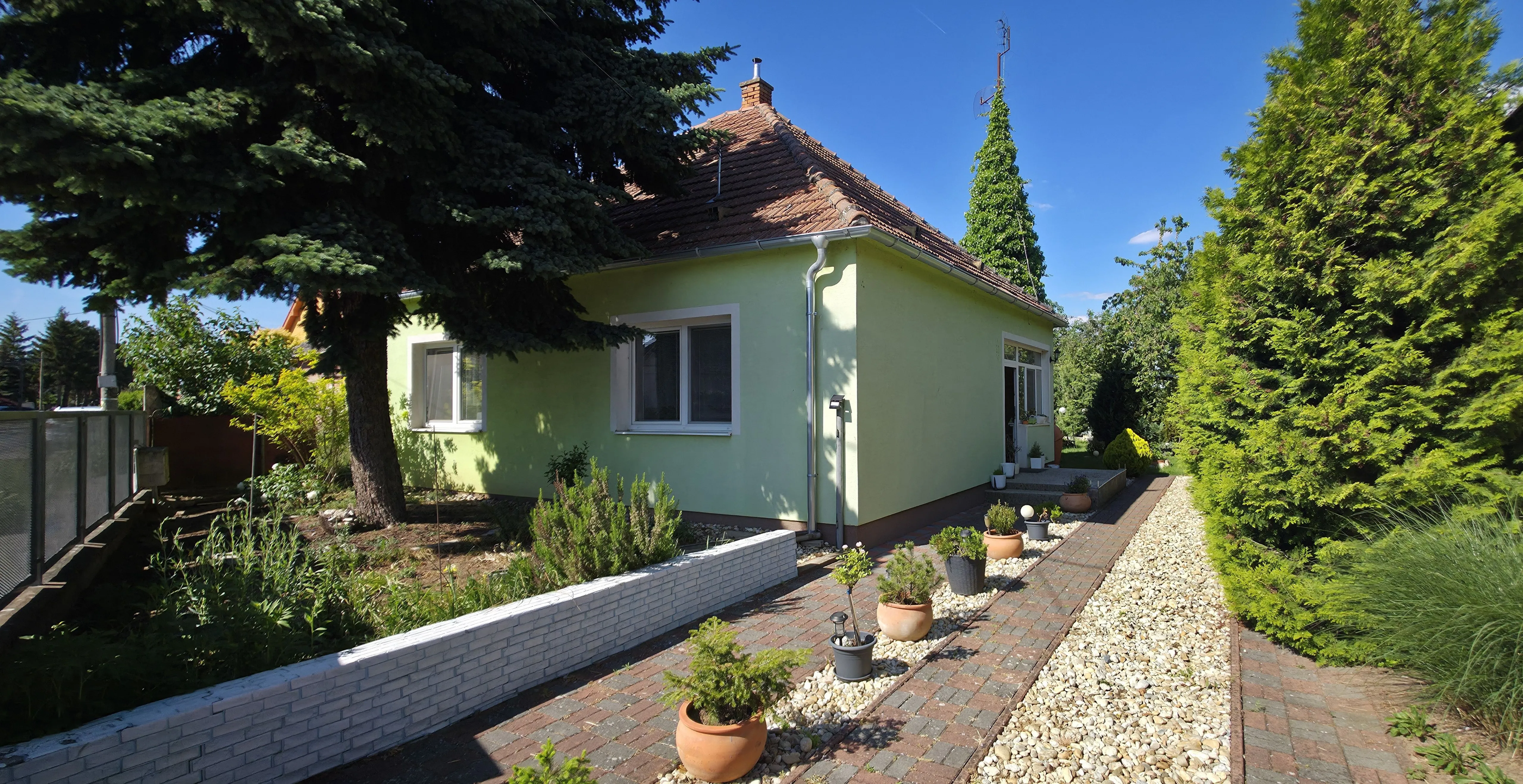 Rezervované/PNORF – 3i dom po rekonštrukcii s rozprávkovým pozemkom 2630 m², Šoporňa – Vodná Nádrž Kráľová (R1)