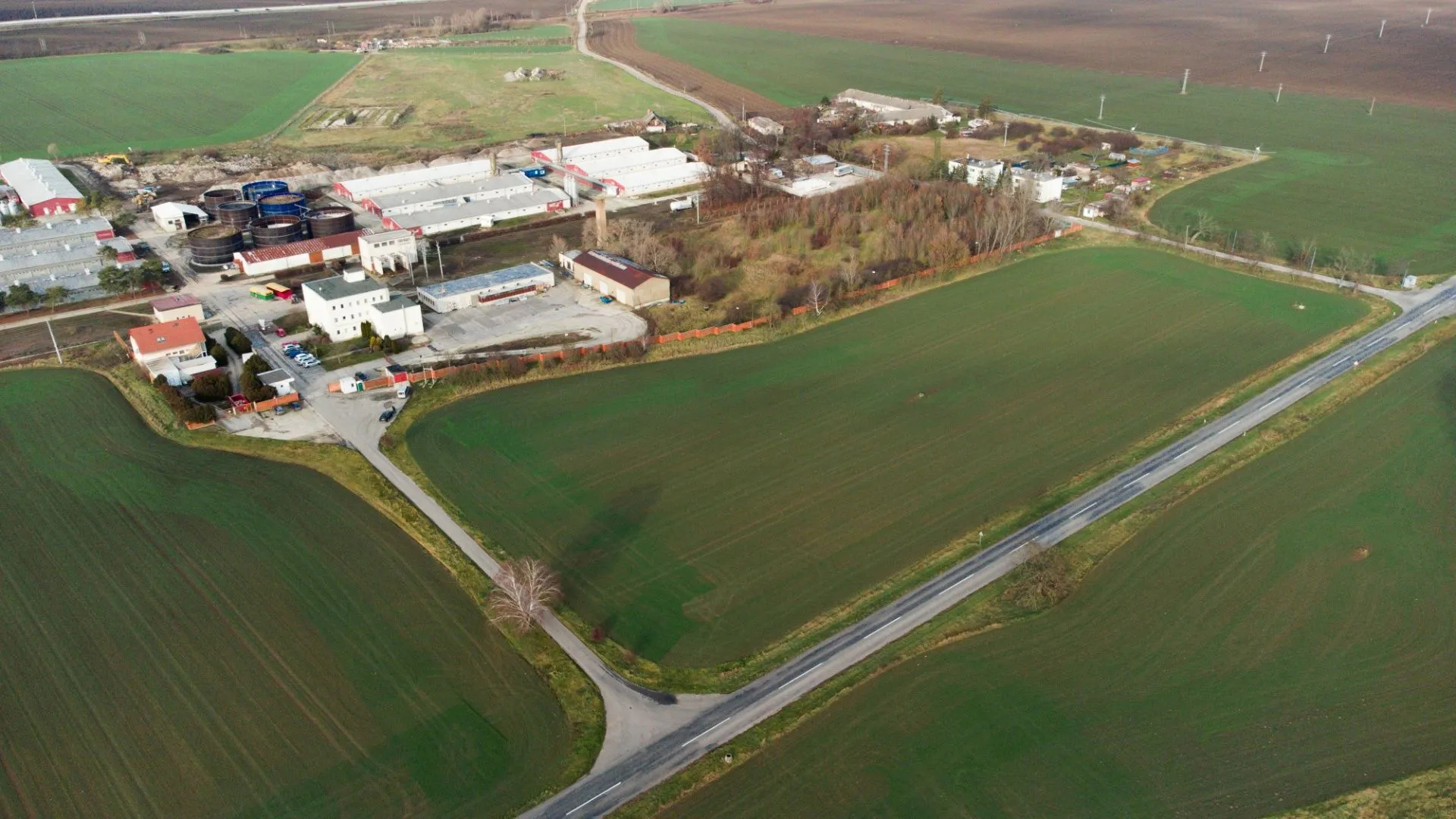 Exkluzívne PNORF – priemyselný pozemok, 14976 m2, 45,-€/m2, v dosahu D1 a žel. uzla v Leopoldove