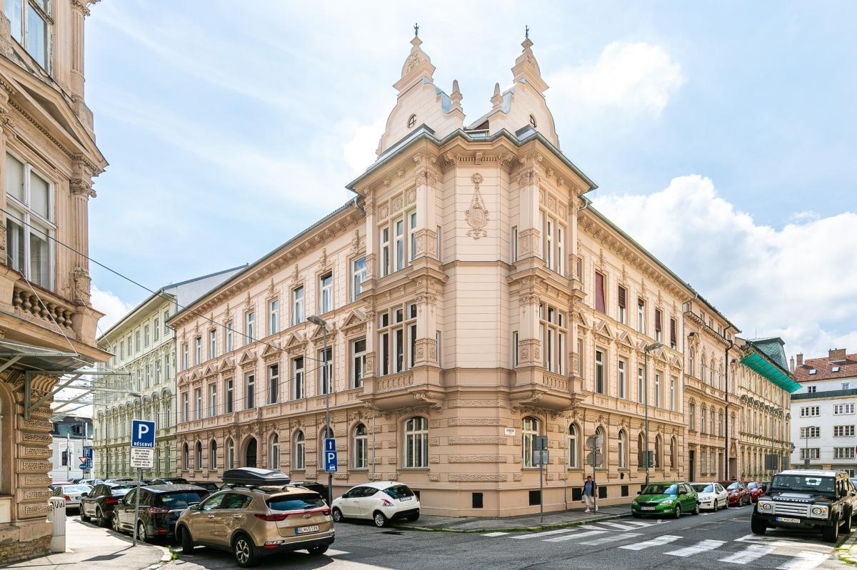 PREDANÉ -2 izb. byt 84 m2 v HISTORICKEJ budove s DVOROM.