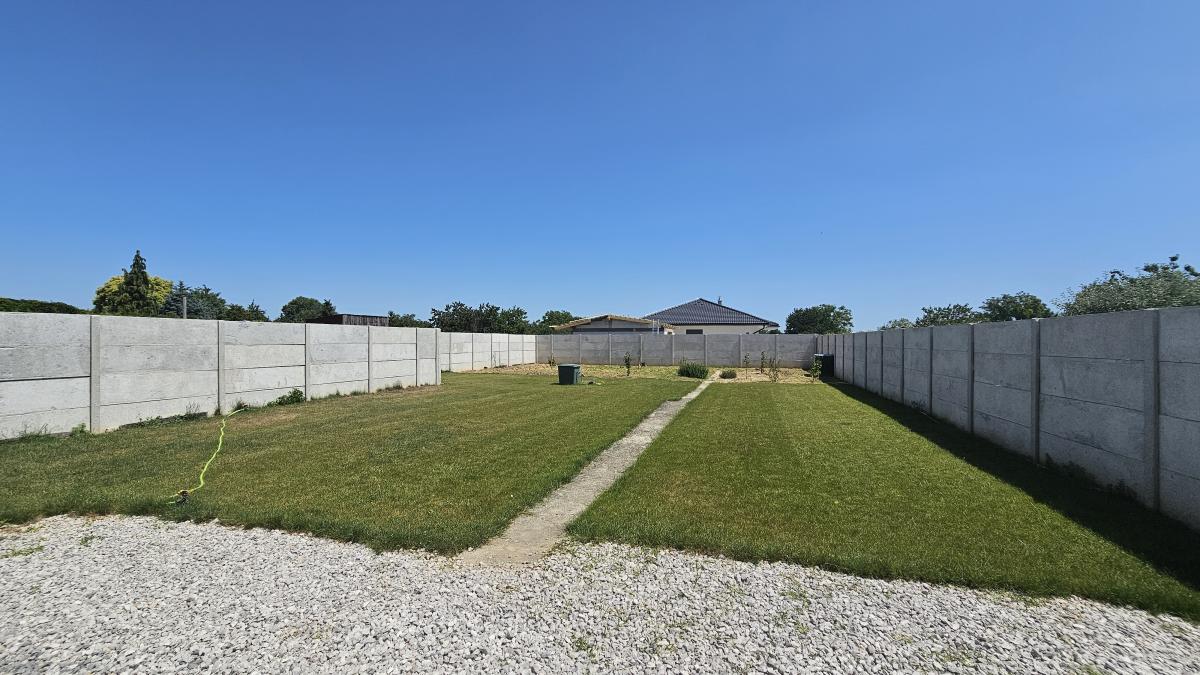 REZERVOVANÉ Rodinný dom Slovenský Grob, podpivničený, podkrovie, záhrada