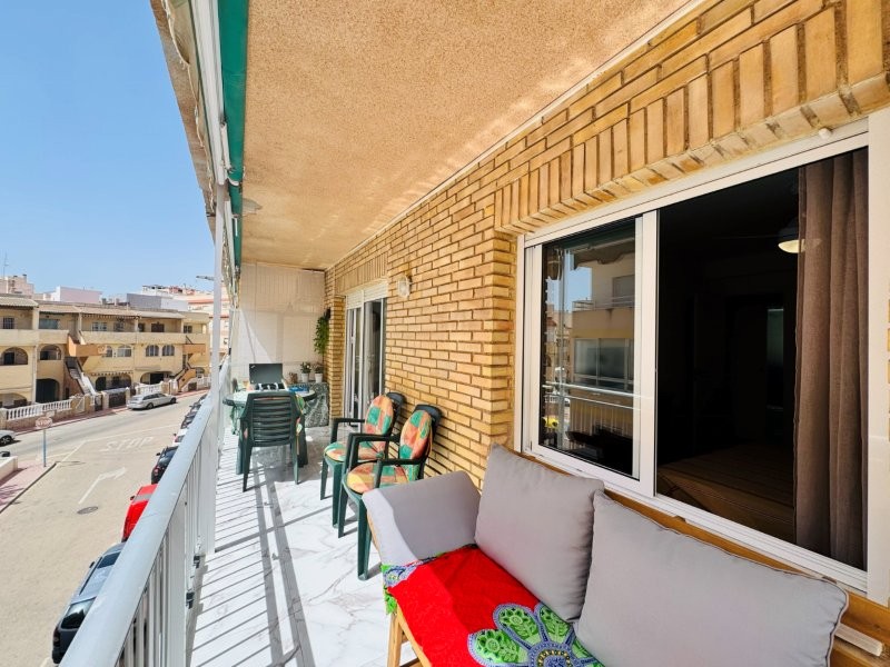 Impecable apartamento con amplia terraza a 100 metros de la playa en el centro de La Mata. Ref:ID-25
