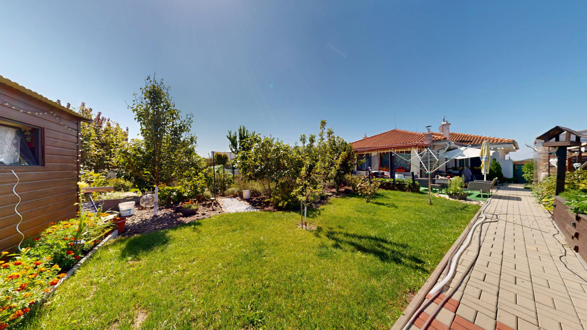 PREDAJ 4 izbový bungalov Slovenský grob - Malý raj