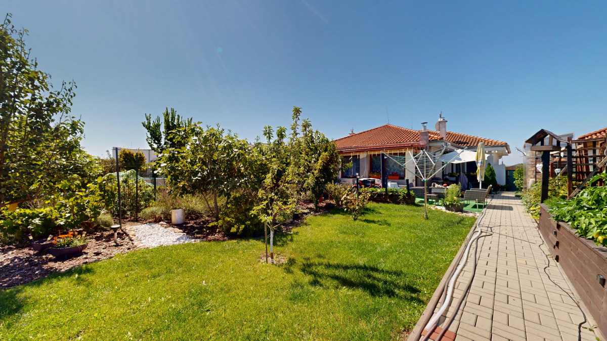PREDAJ 4 izbový bungalov Slovenský grob - Malý raj