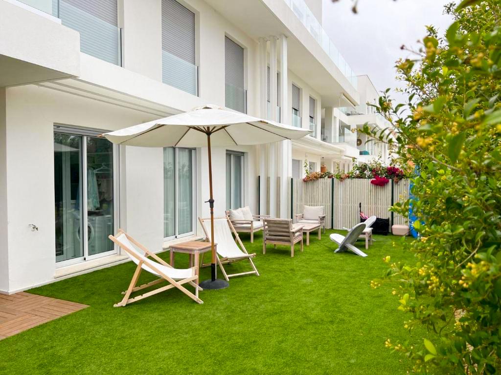 Bajo con jardín cerca de la playa