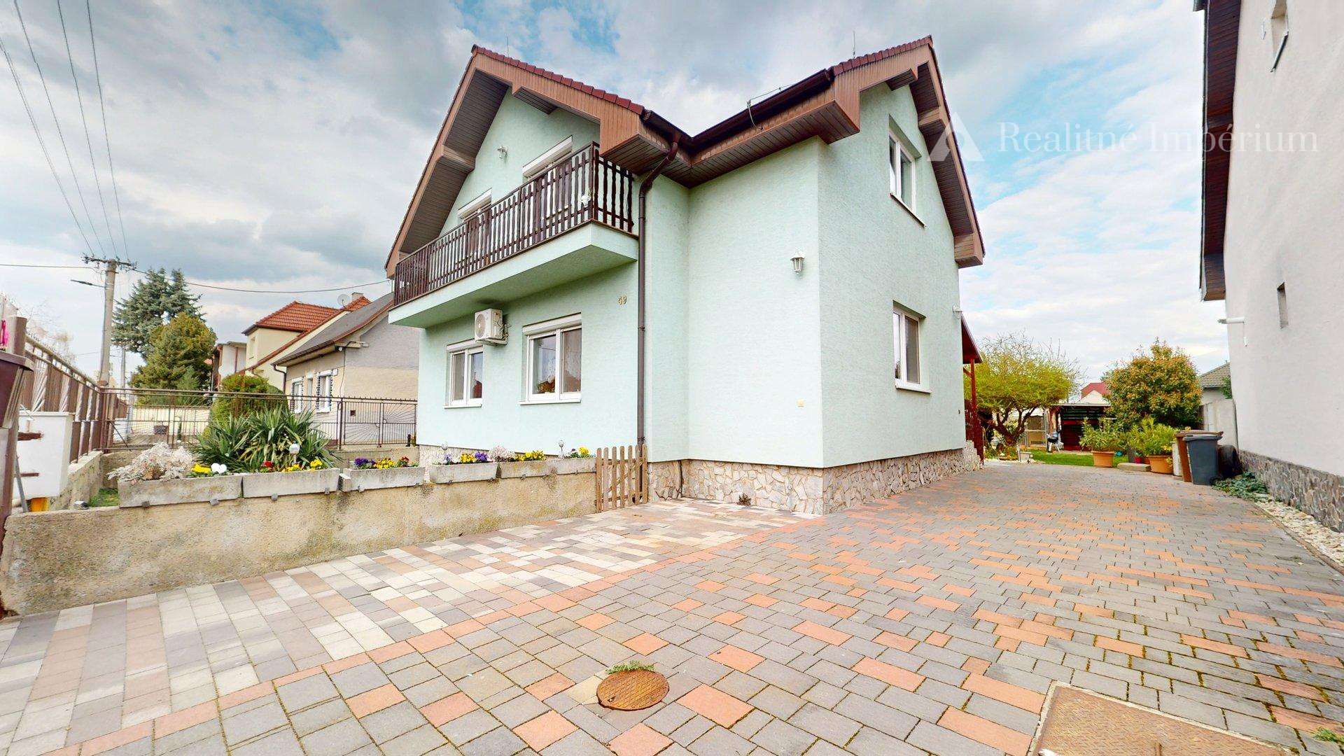 TOP MAKLÉR ponúka veľký rodinný dom na pozemku s potenciálom
