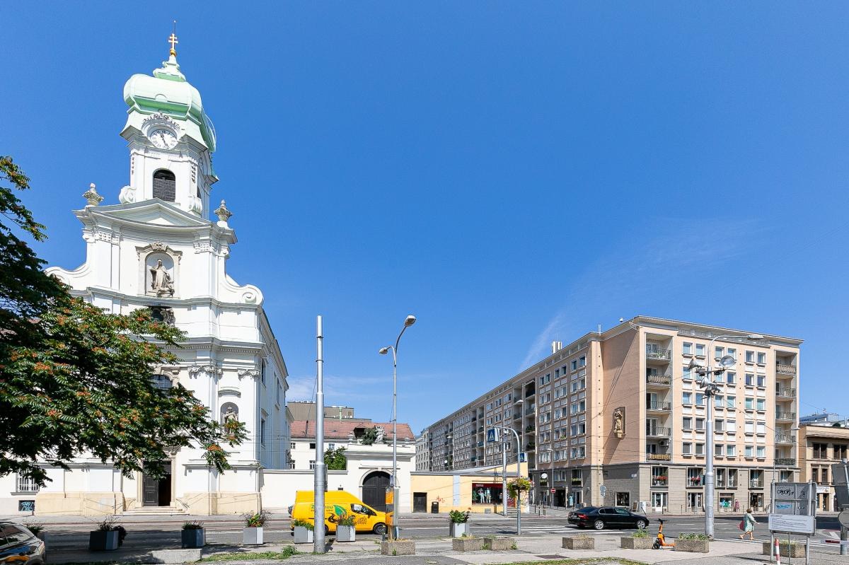 PREDANÉ: Ul.HOLLÉHO-2 izb. byt s klimatizáciou,pivnicou.
