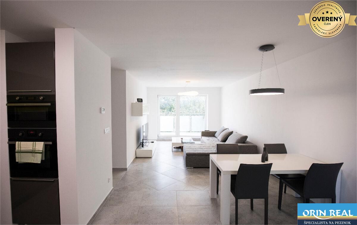 Na Prenájom krásny klimatizovaný mezonet v Pezinku 1.100,- Eur