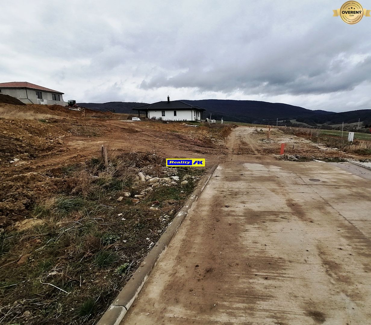 Pozemok na predaj v Lubine: Slnečný svah s výhľadom na krajinu