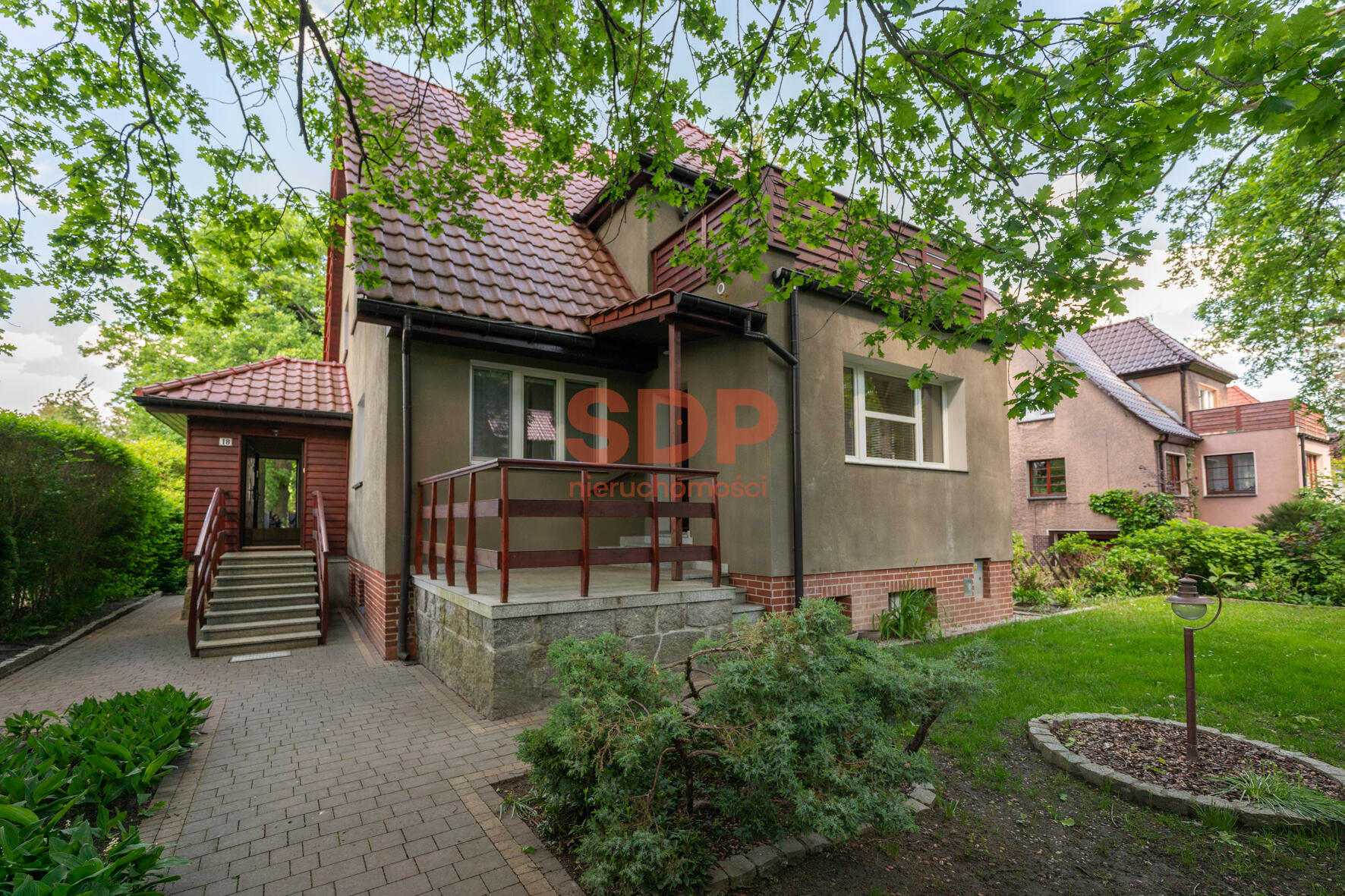 Klimatyczny dom w otoczeniu zieleni, Biskupin 240 m2 / 803 m2