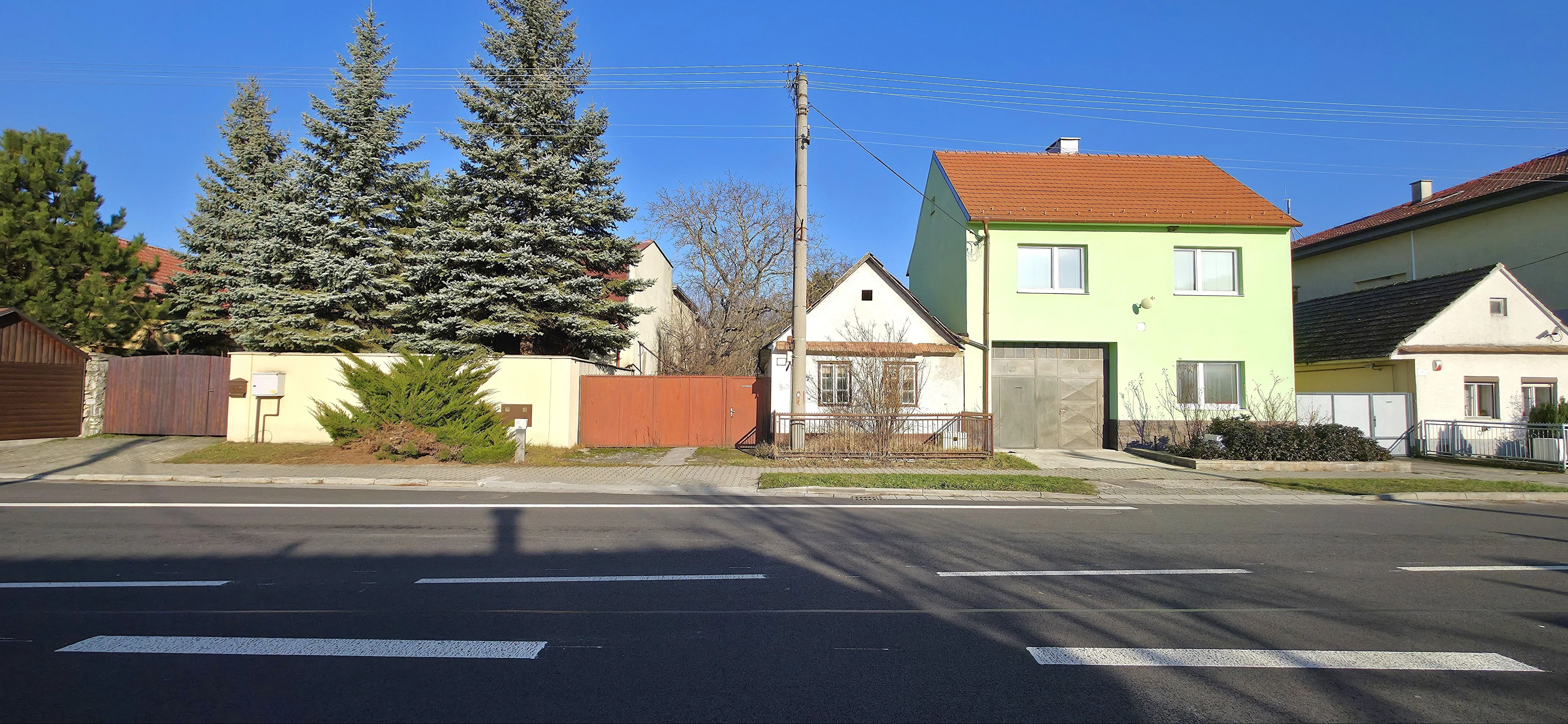 Rezervované/PNORF – st. pozemok s vidieckym domom, 2x stodola, pivnica, studňa, pozemok 1852 m2, Pernek