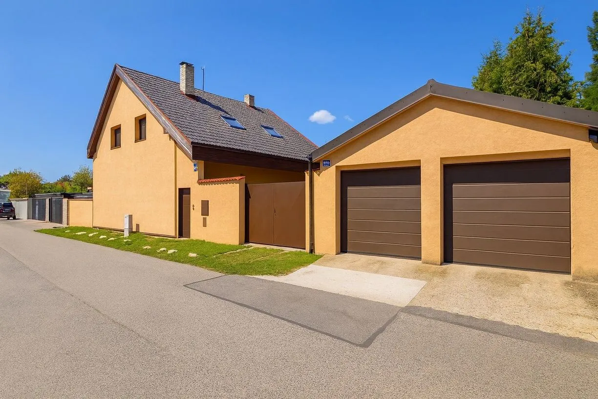 PNORF – Kompletne zrekonštruovaný 5i RD s dvojgarážou a záhradou, Bratislava - Vrakuňa