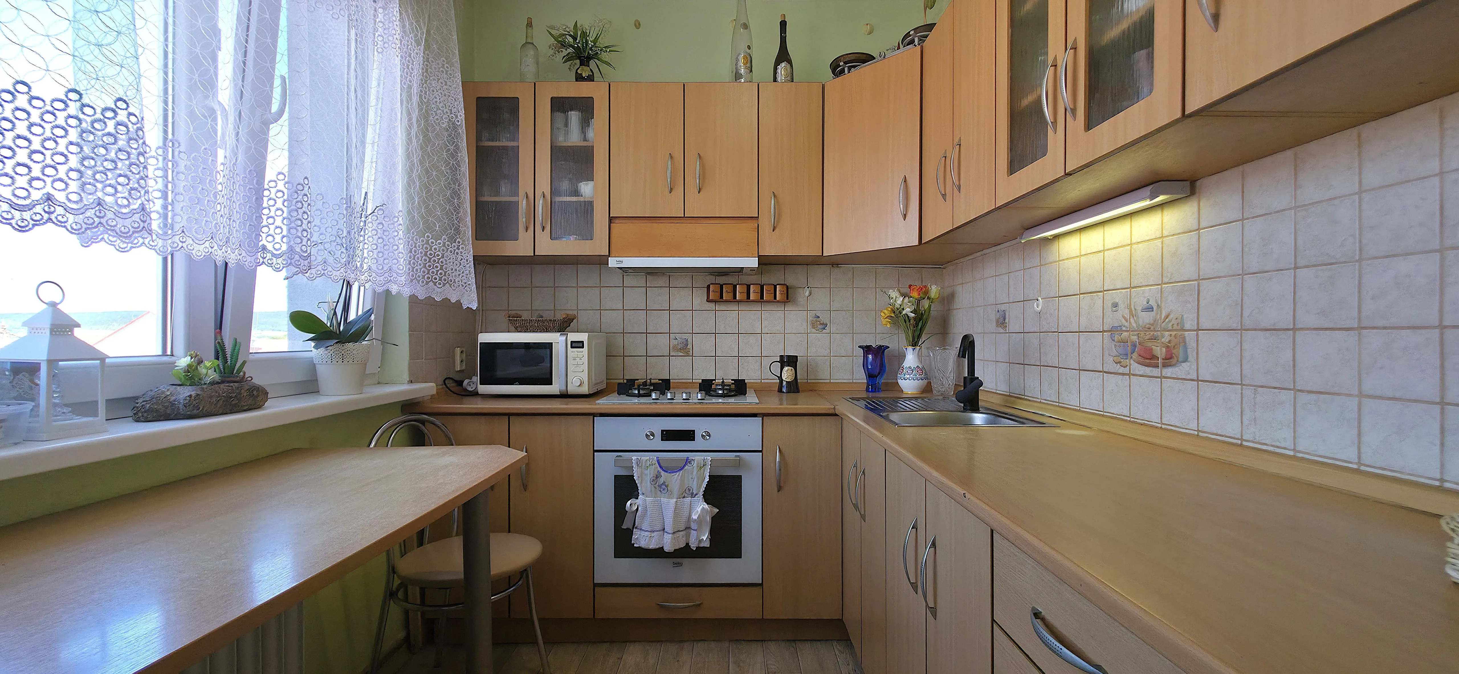 Rezervovaný/Zariadený 2 izbový byt s loggiou a dvoma pivnicami | Centrum Hlohovca – ul. Za Poštou