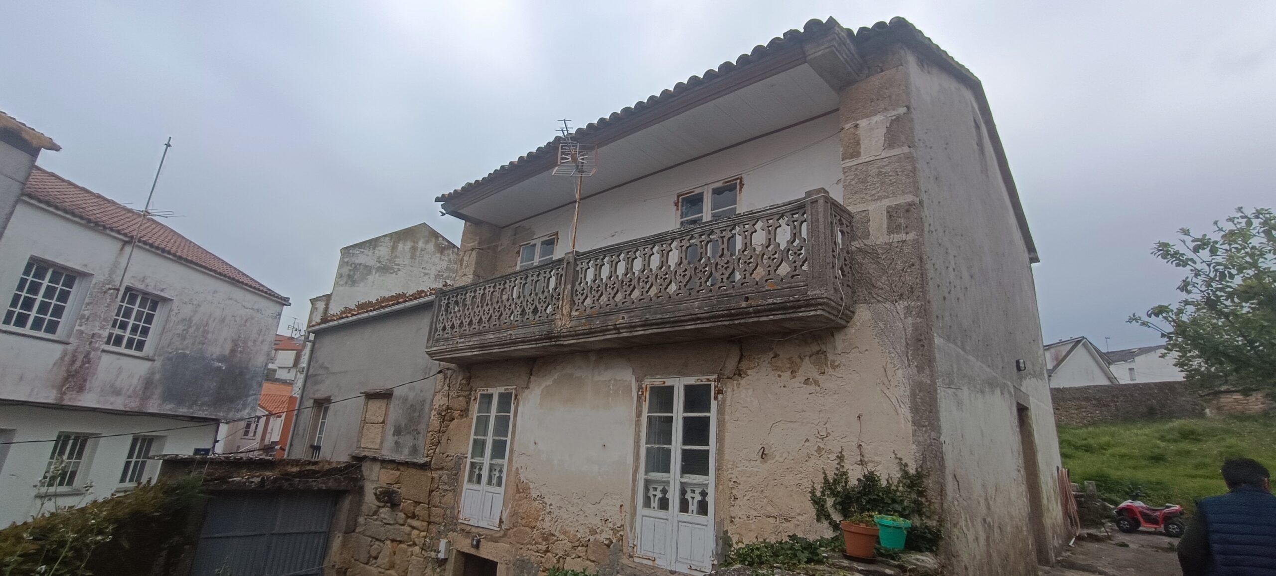 Se vende casa rústica con terreno a 300 m. de la playa de Laxe