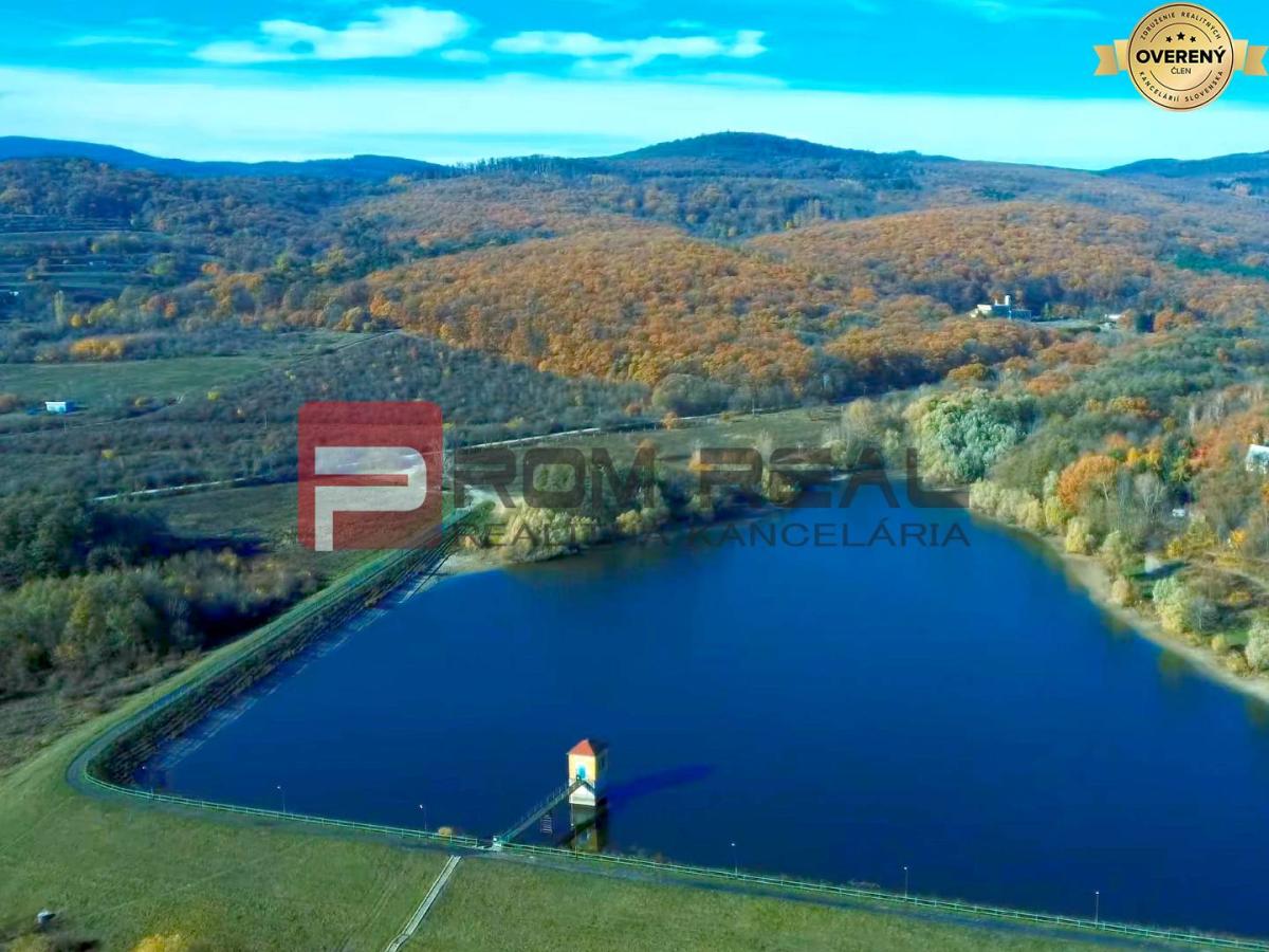 Na PREDAJ krásny slnečný pozemok s chatkou neďaleko Bratislavy