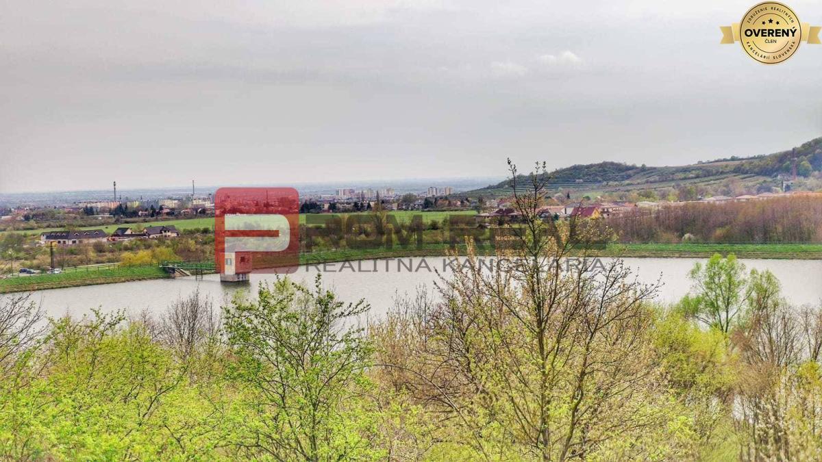 Na PREDAJ krásny slnečný pozemok s chatkou neďaleko Bratislavy