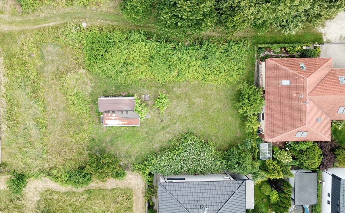 Rovinatý ideálny stavebný pozemok 848 m2 Marianka