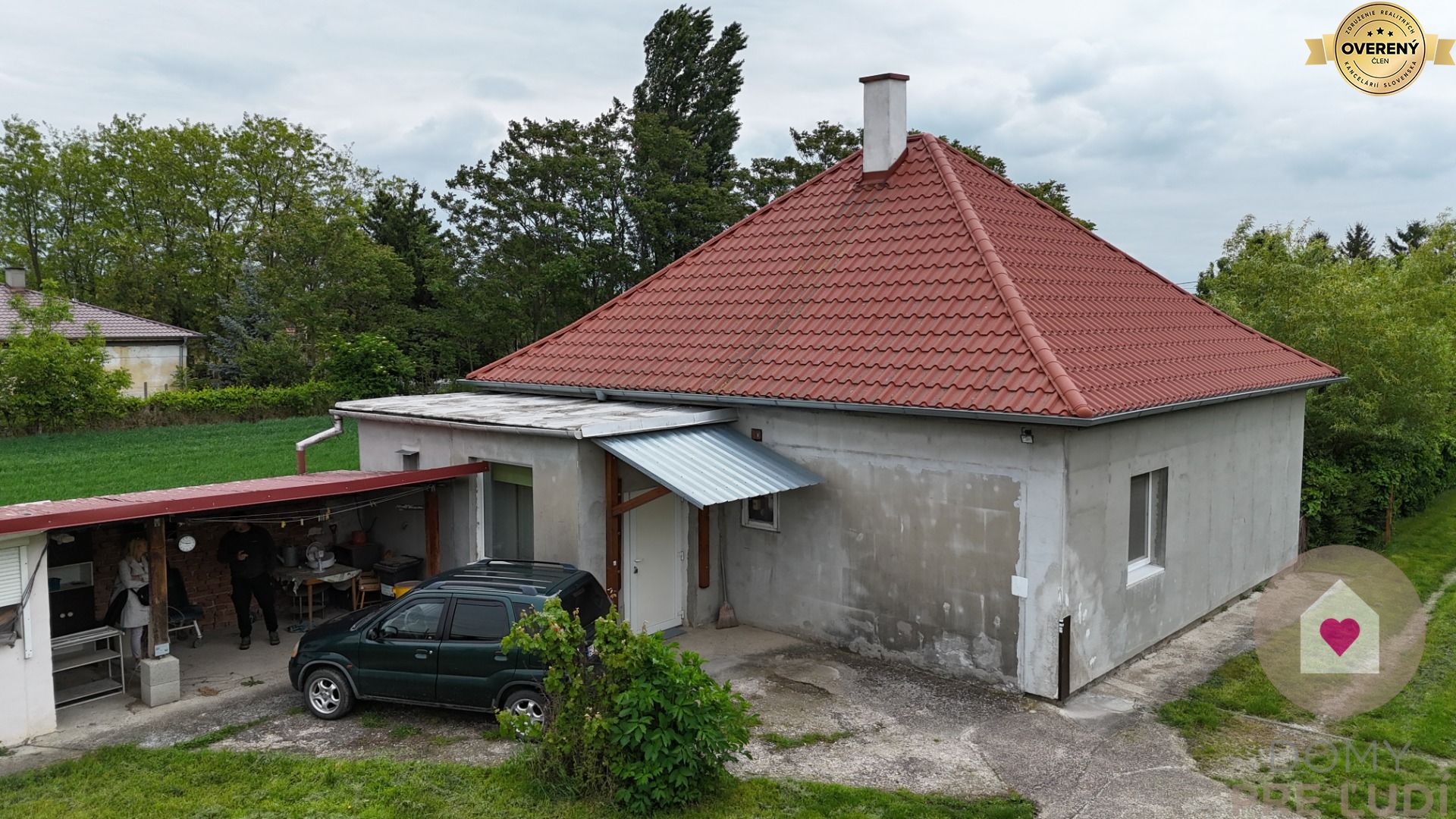 Veľký priestranný pozemok o rozlohe 7445 m2 s RD, Jelka