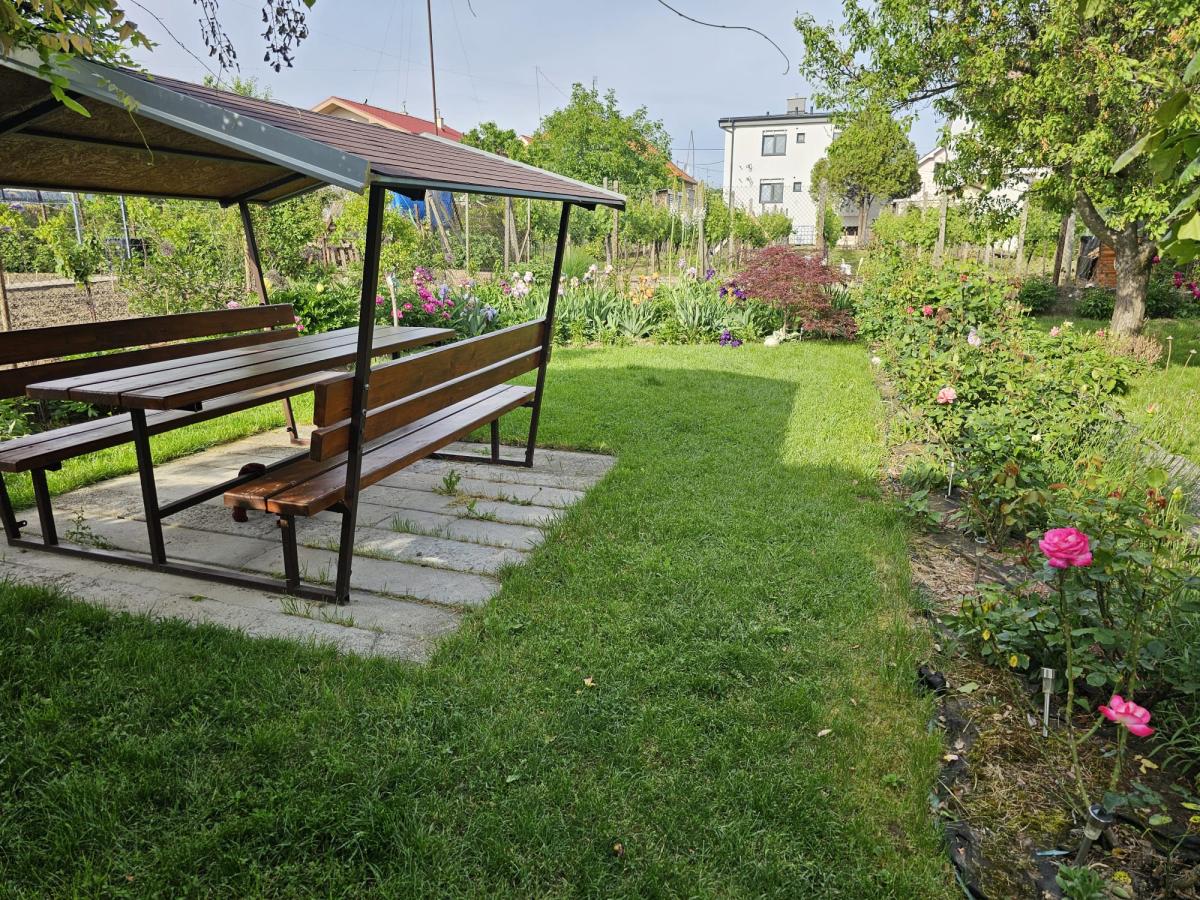 Pozemok 745 m2 Pezinok pri centre s rodinným domom
