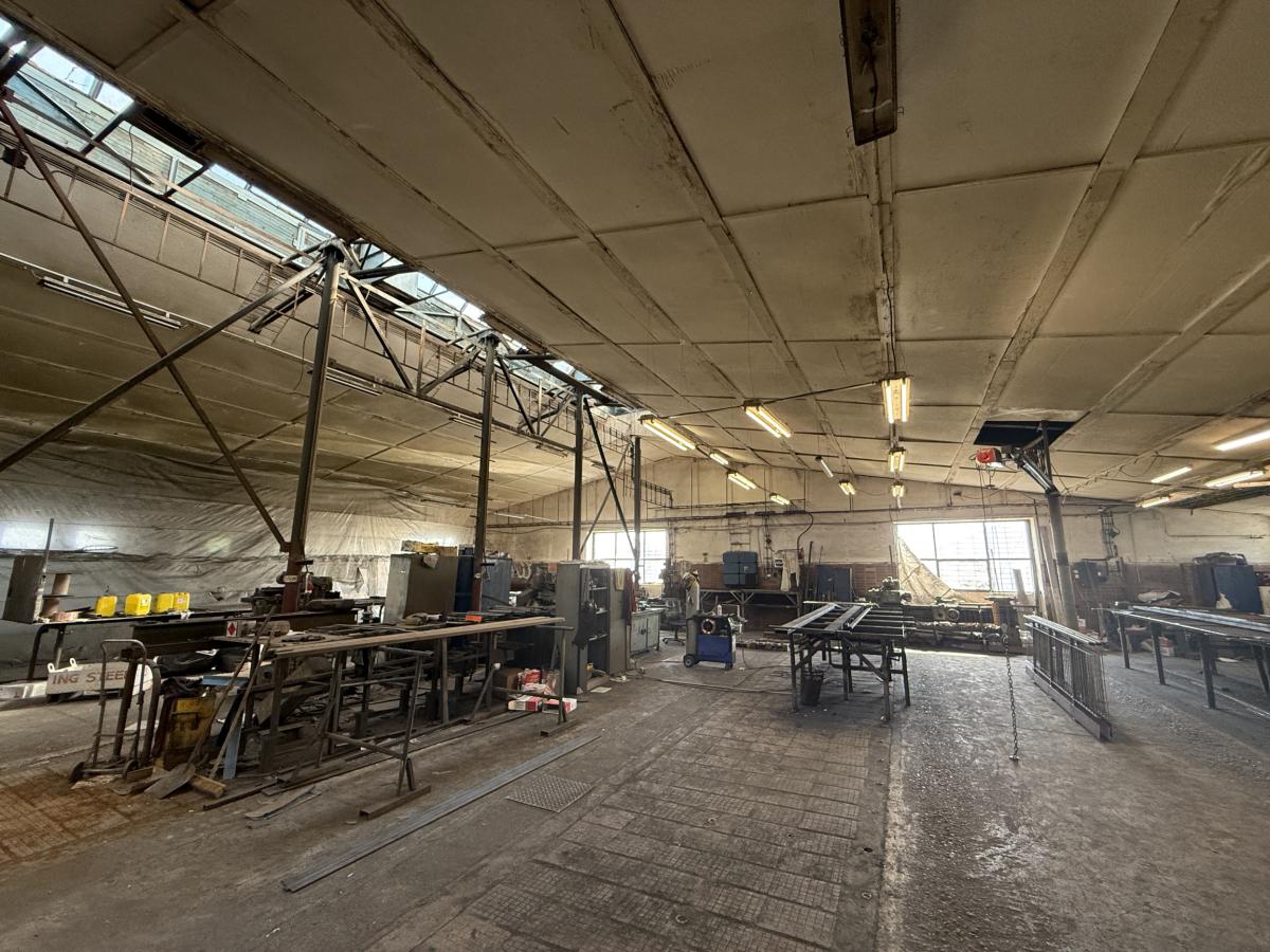 PRENÁJOM Priestranný sklad BÁHOŇ 1800 m2 + Zázemie 200 m2