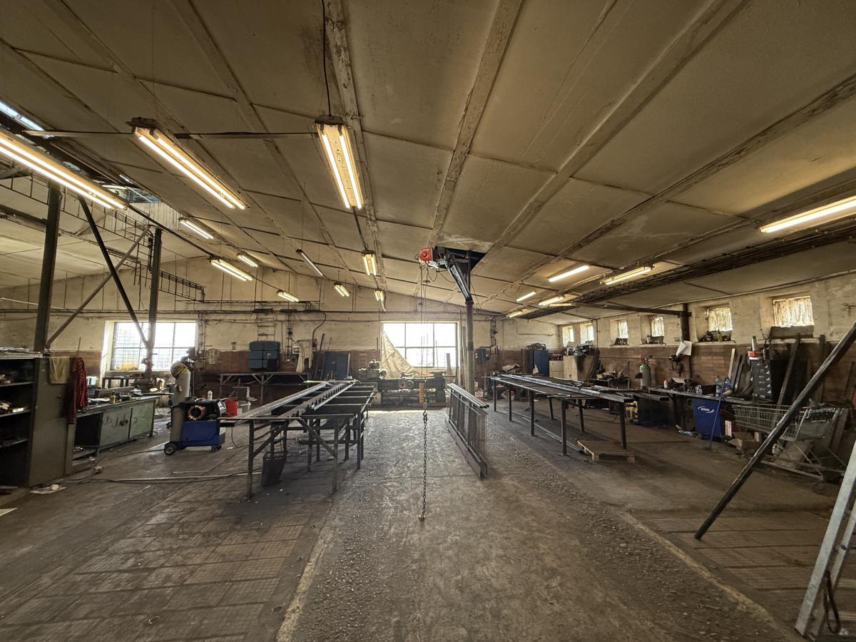 PRENÁJOM Priestranný sklad BÁHOŇ 1800 m2 + Zázemie 200 m2