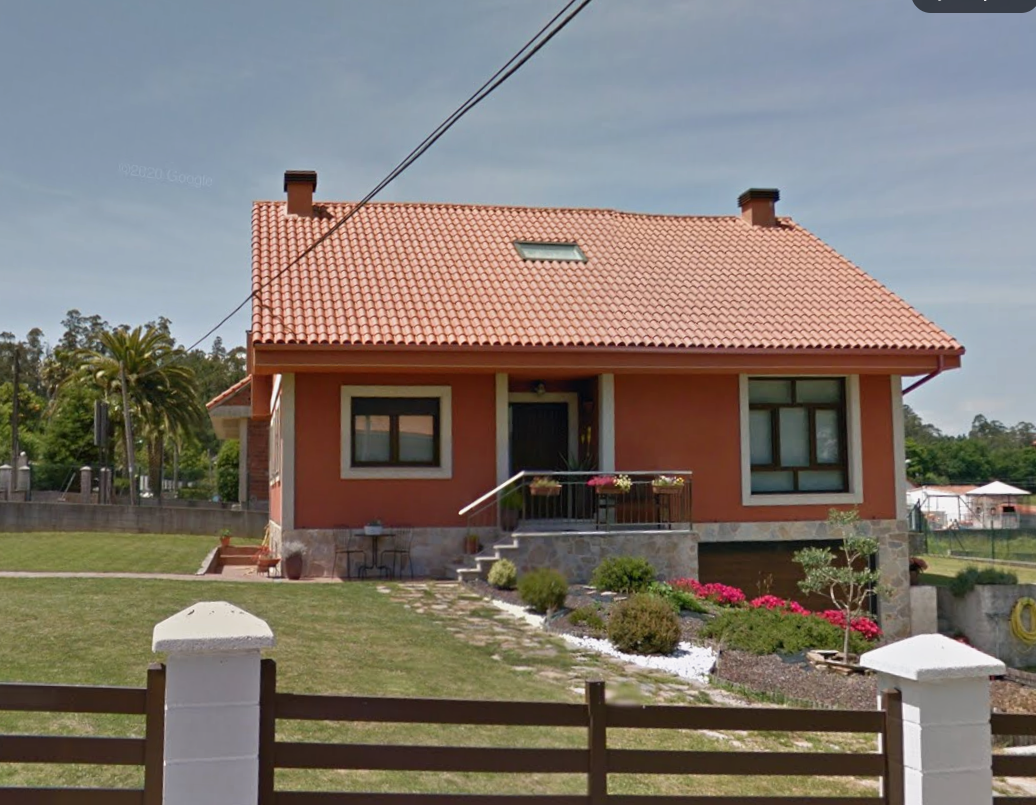 Se vende casa-chalet 5 dormitorios en Luou, a 10 km de Santiago de Compostela.