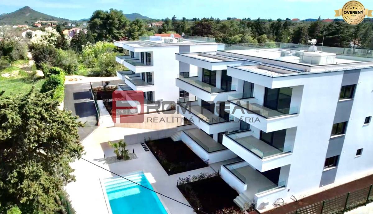Nový kompletne zariadený 3-izbový apartmán s parkingom v Chorvátsku!