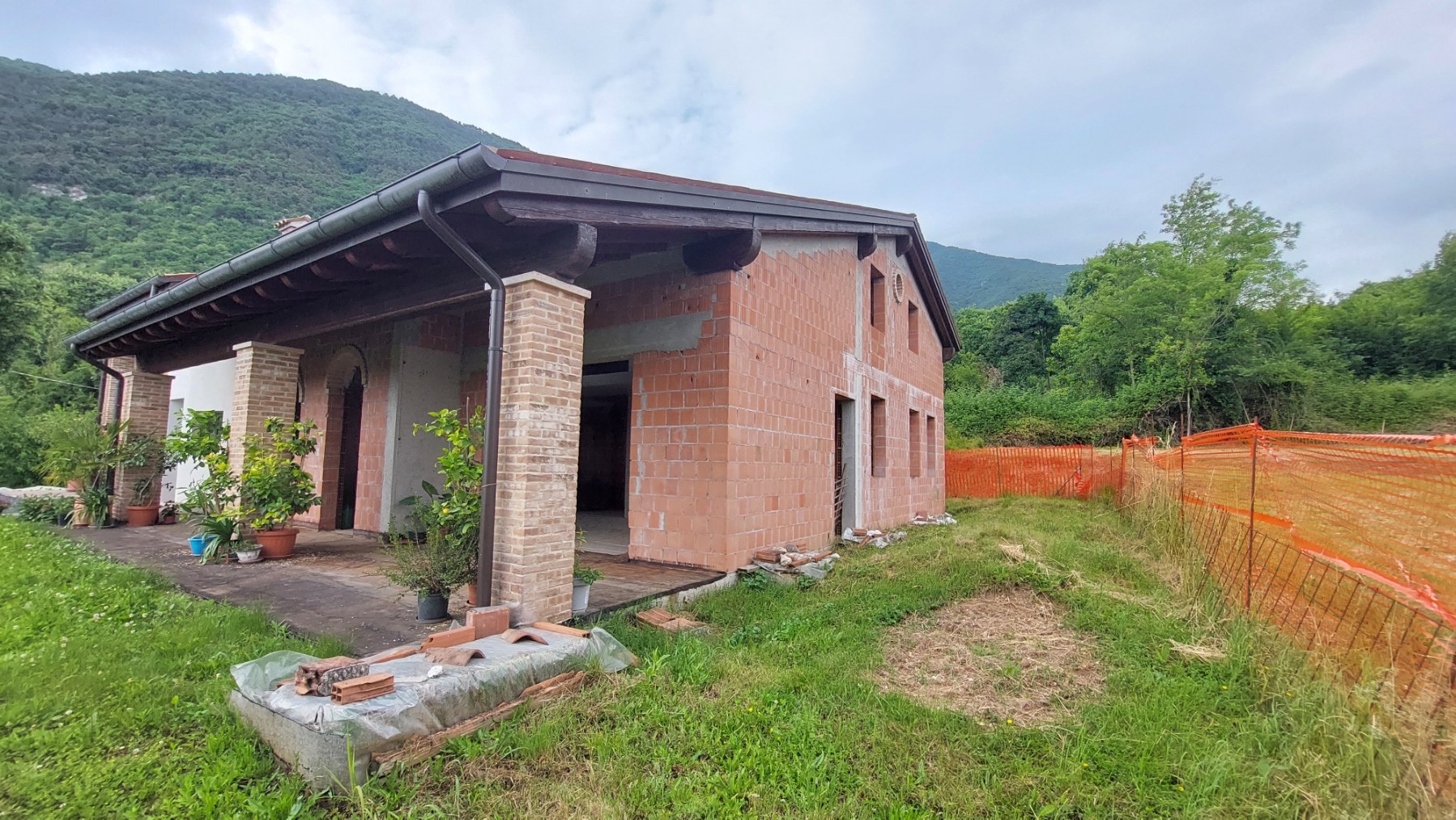 Semonzo, bifamiliare al grezzo in zona panoramica