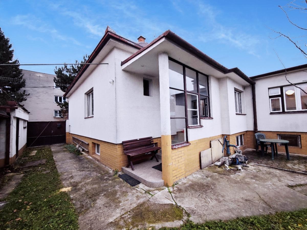 Priestranný rodinný dom so záhradou a garážou, Piešťany