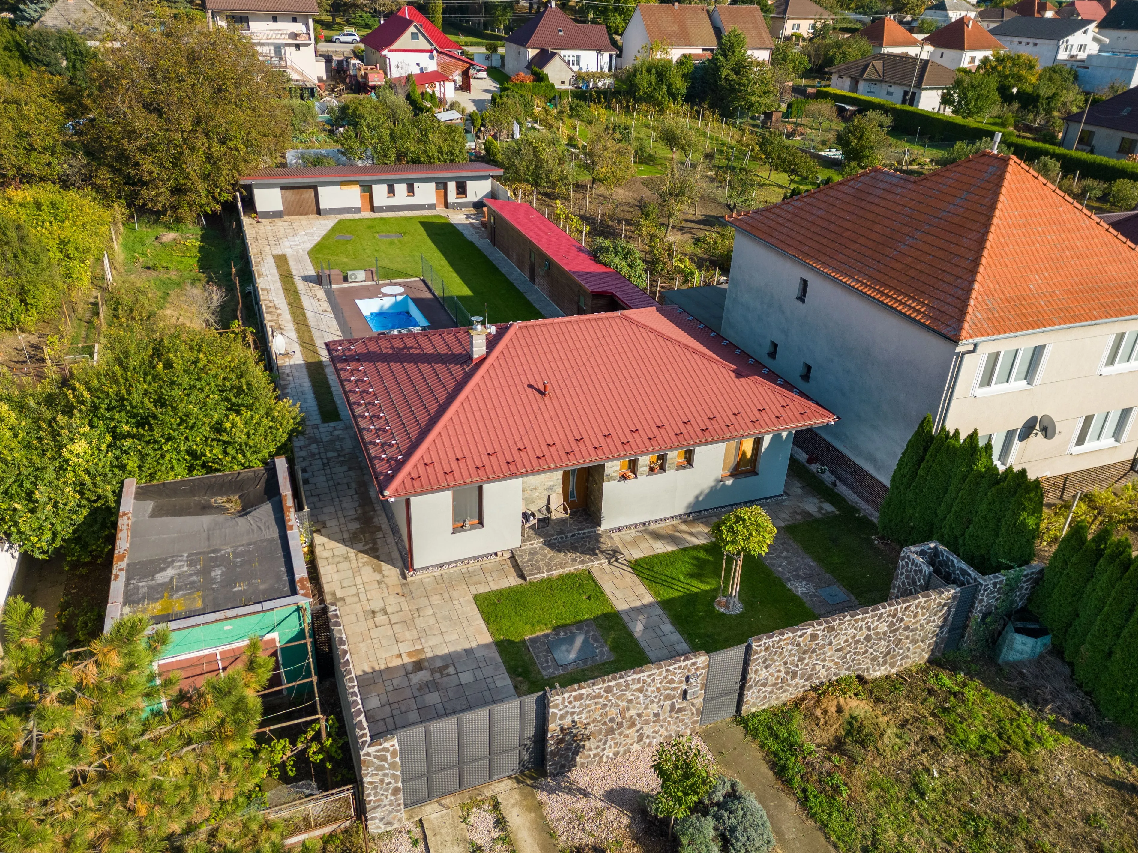 PNORF – Zariadený 4i bungalov s garážou | bazén | terasa | garsónka |Šalgočka