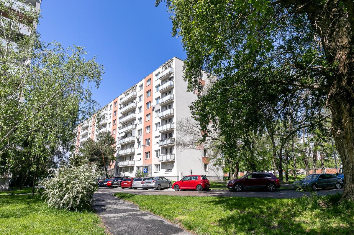 PREDANÉ -VILOVÁ ul.82 m2-3 izb.byt v TOP časti Petržalky.
