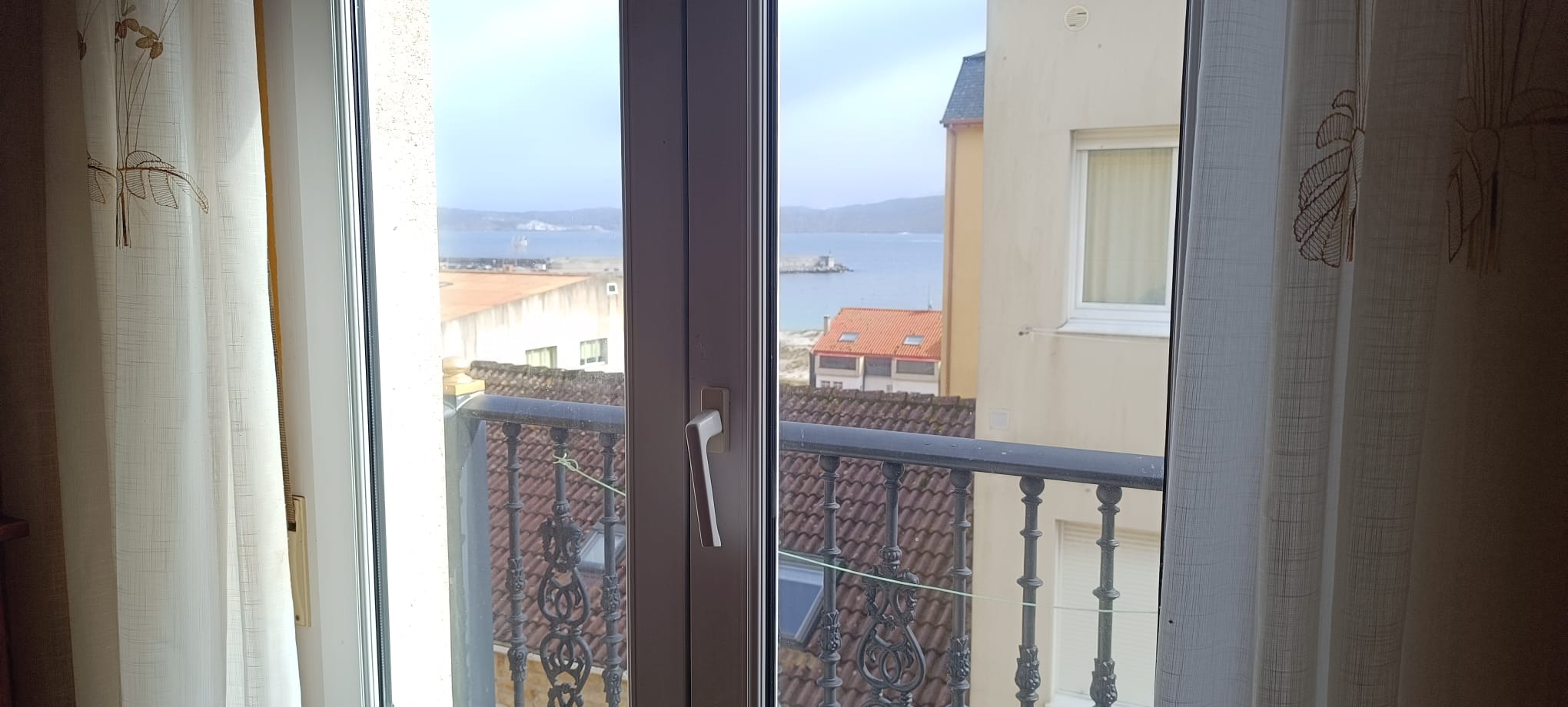 Piso en venta en Laxe , 4 dormitorios en estado de obra, vistas al mar y zona centro.