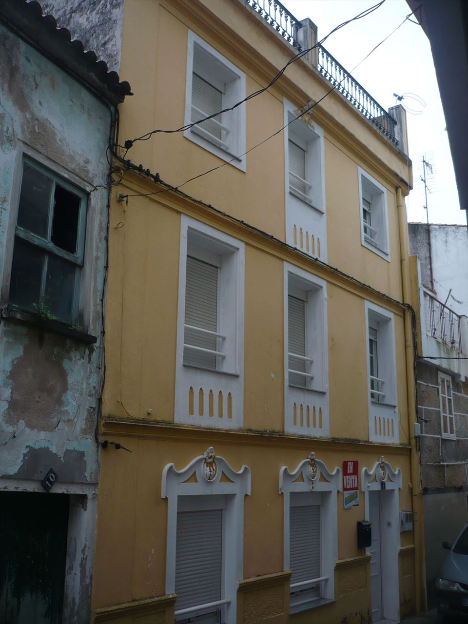 Casa adosada con terraza y vistas al mar en Noia – Ideal para inversión turística