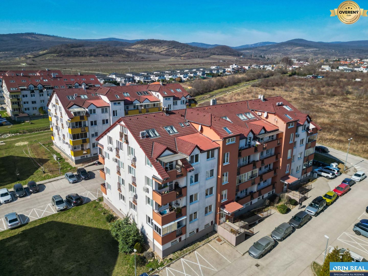 3 IZBOVÝ BYT V SRDCI PEZINSKÝCH VINÍC - Dona Sandtnera