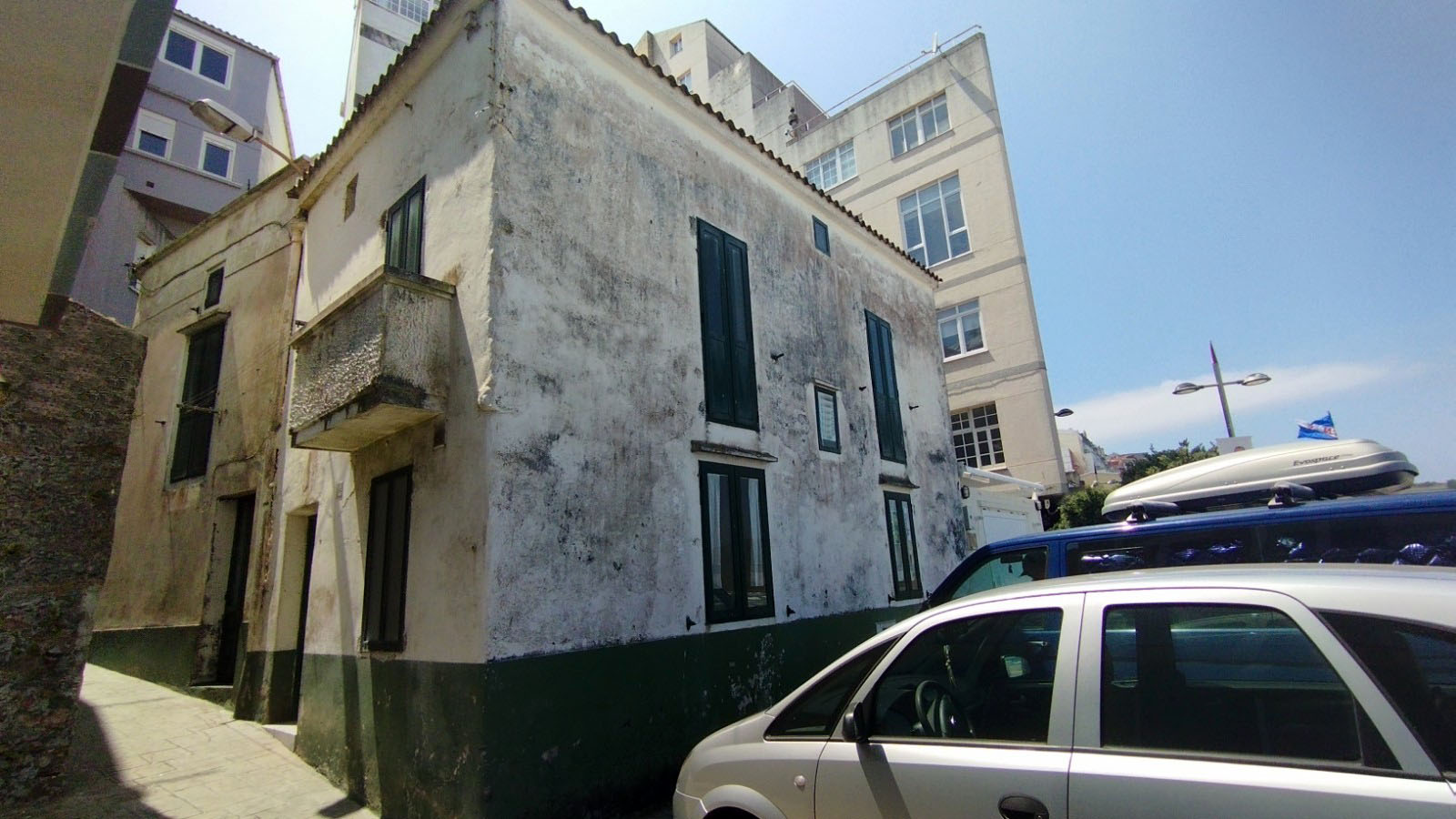 Casa en venta en primera linea de playa en Malpica, vistas directas al mar.