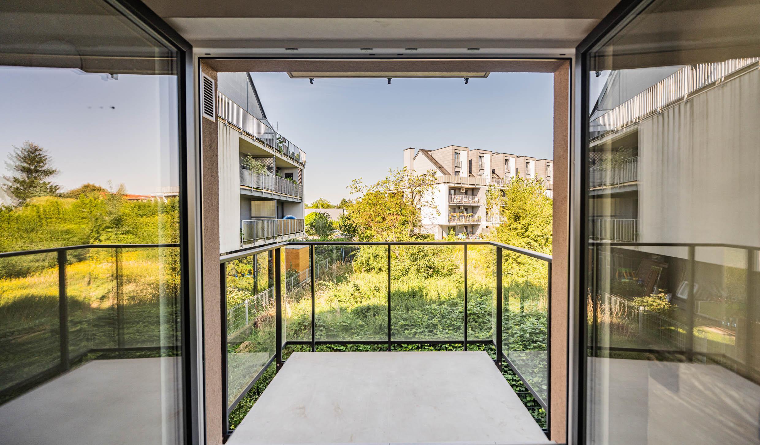 Duży salon o pow. 20,84m2, garaż i komórka, 2-balkony