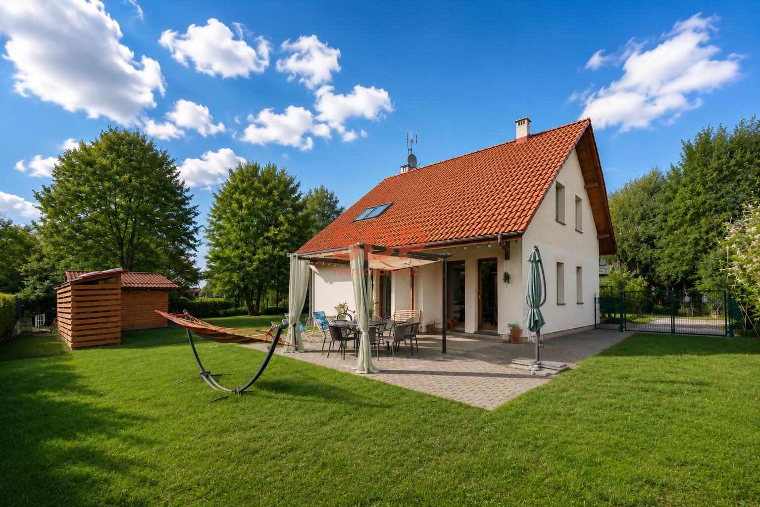 Rodzinny,przestronny dom, 5 sypialni, duża działka,klimatyzacja, blisko szkoły