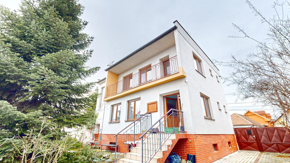 REZERVOVANÉ veľkého rodinného domu v centre Pezinka
