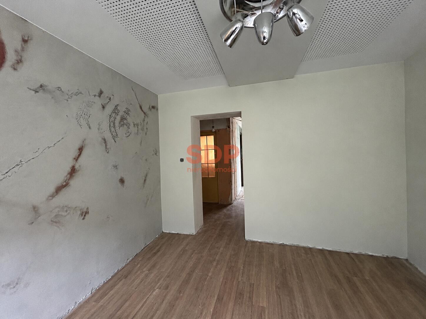 55m2 | 3 pokoje | osobna kuchnia, częściowo do remontu