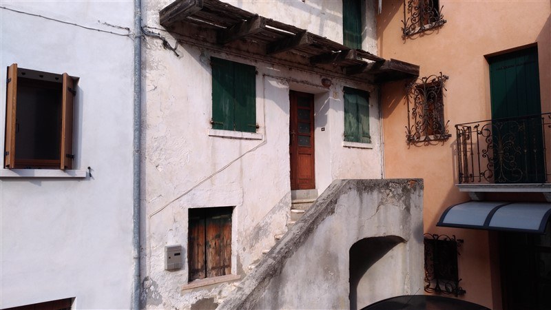 Solagna, casa di corte da ristrutturare