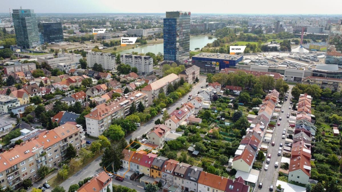 PREDANÉ- rod.dom, pozemok 490 m2, garáž + 5 park.miest, TOP LOKALITA B