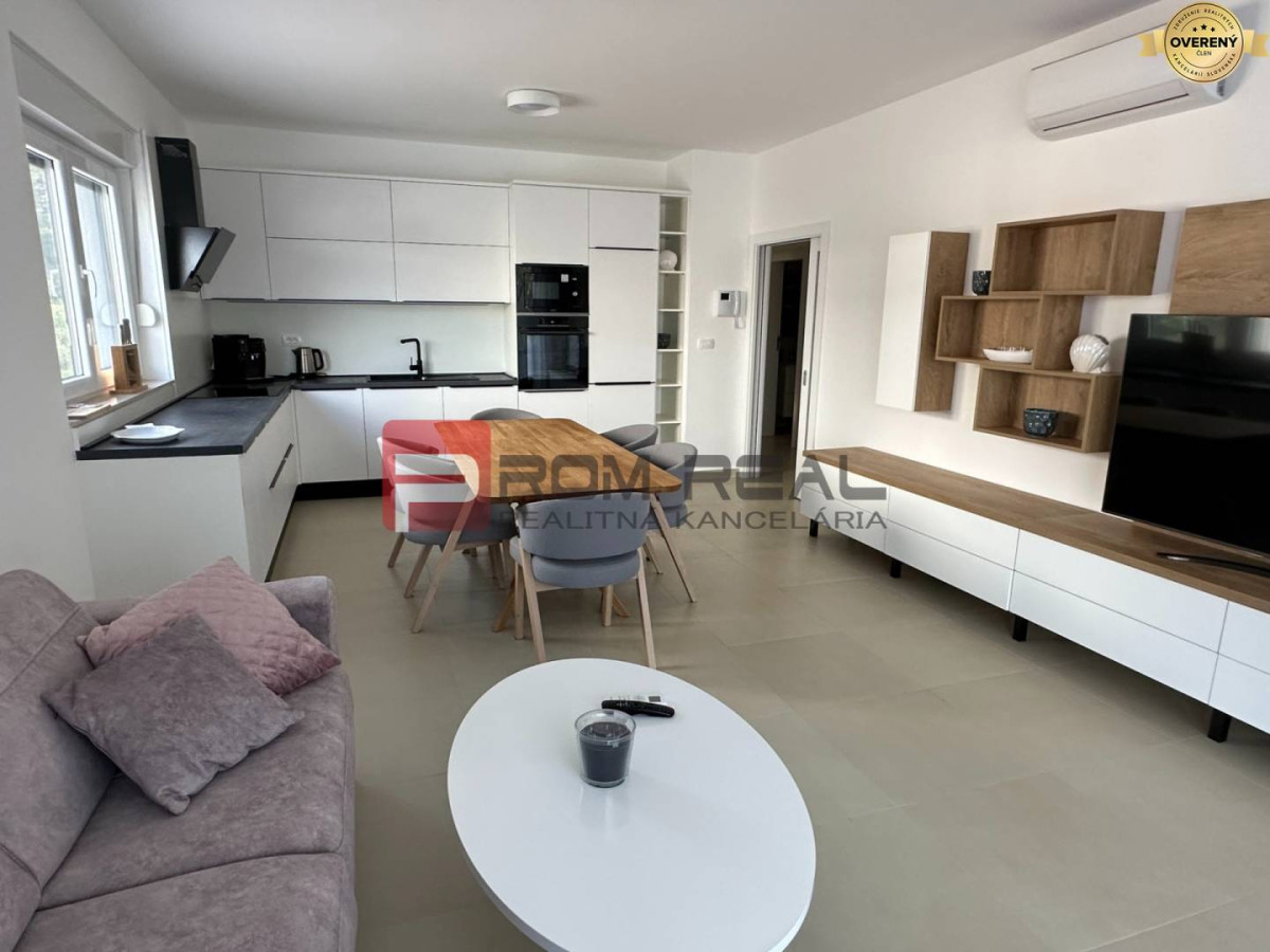 Nový kompletne zariadený 4-izbový apartmán s parkingom v Chorvátsku!