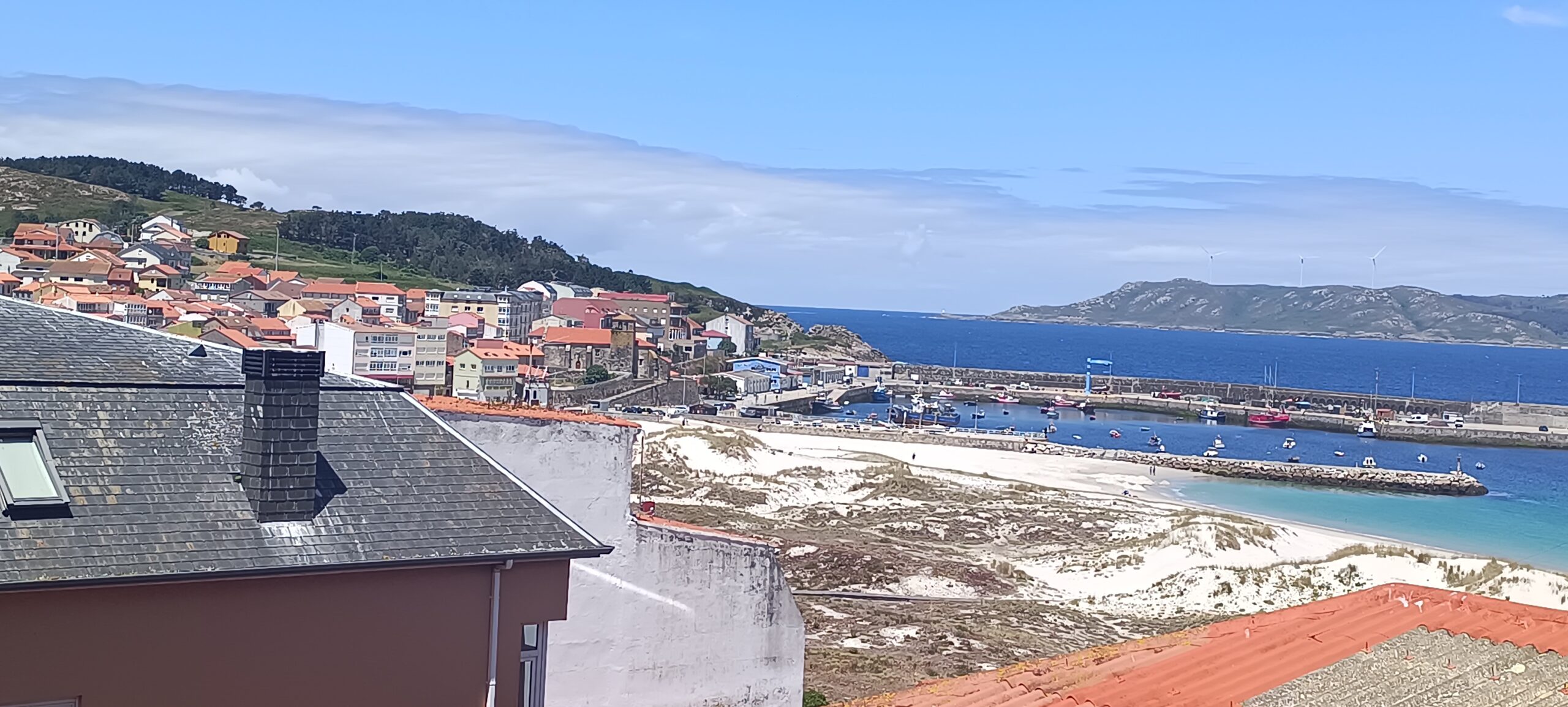 «Piso con terraza y vistas frontales al mar a 50 m de la playa de Laxe»