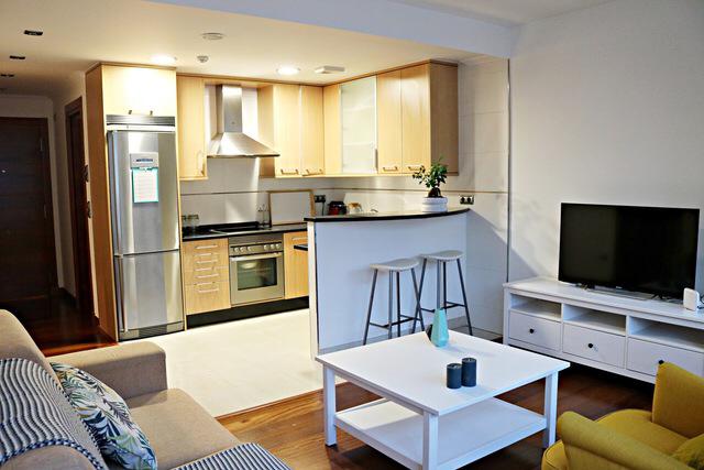 Se alquila apartamento céntrico amueblado en A Coruña, con plaza de garaje.