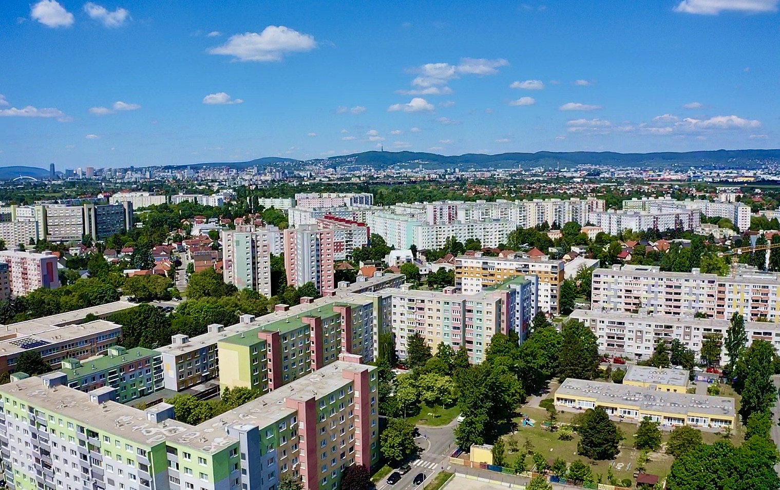 útulný a krásne slnečný 1i byt vo vyhľadávanom pôvodnom stave, s výhľadom do parčíku.