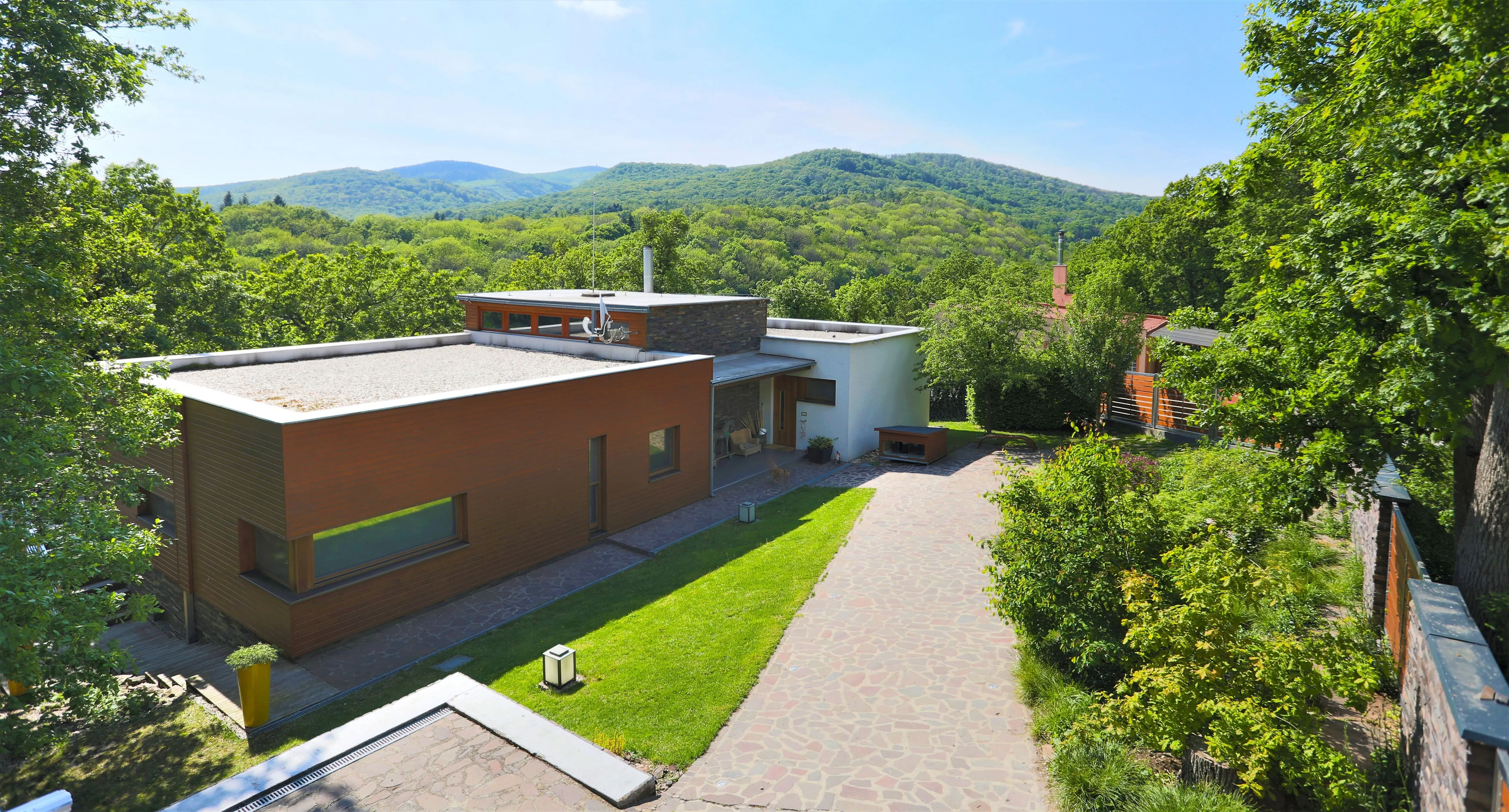 PNORF – luxusná 6i vila v lese nad priehradou na južnom svahu M. Karpát, 586 m2, pozemok 1367 m2, Modra - Harmónia
