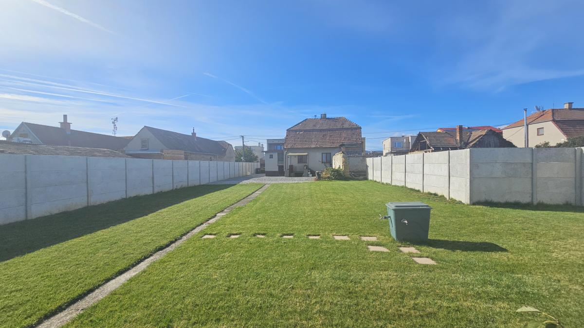 REZERVOVANÉ Pekný pozemok 830 m2 v Slovenskom Grobe so starším domom