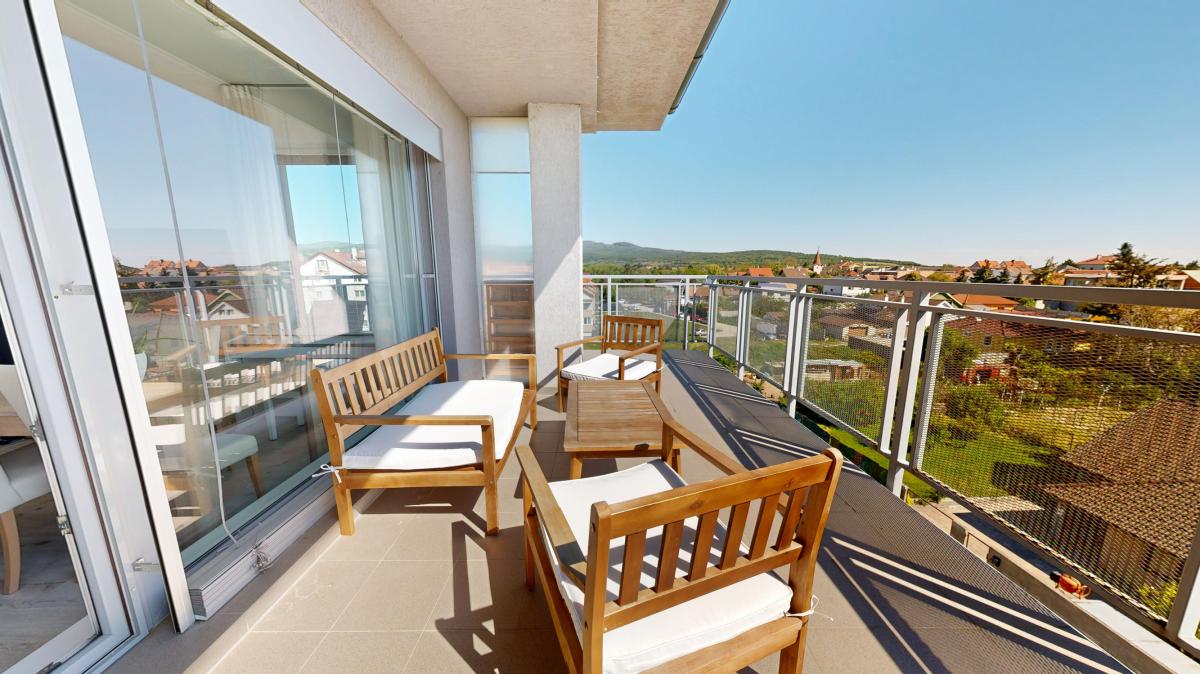 REZERVOVANÉ 3-izbový byt s 20 m2 terasou a 2x parkovaním