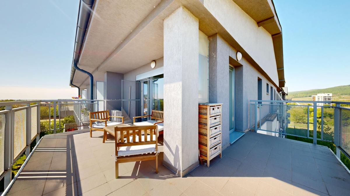 REZERVOVANÉ 3-izbový byt s 20 m2 terasou a 2x parkovaním